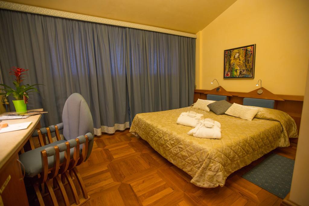 Hotel Lombardia Monfalcone Buitenkant foto