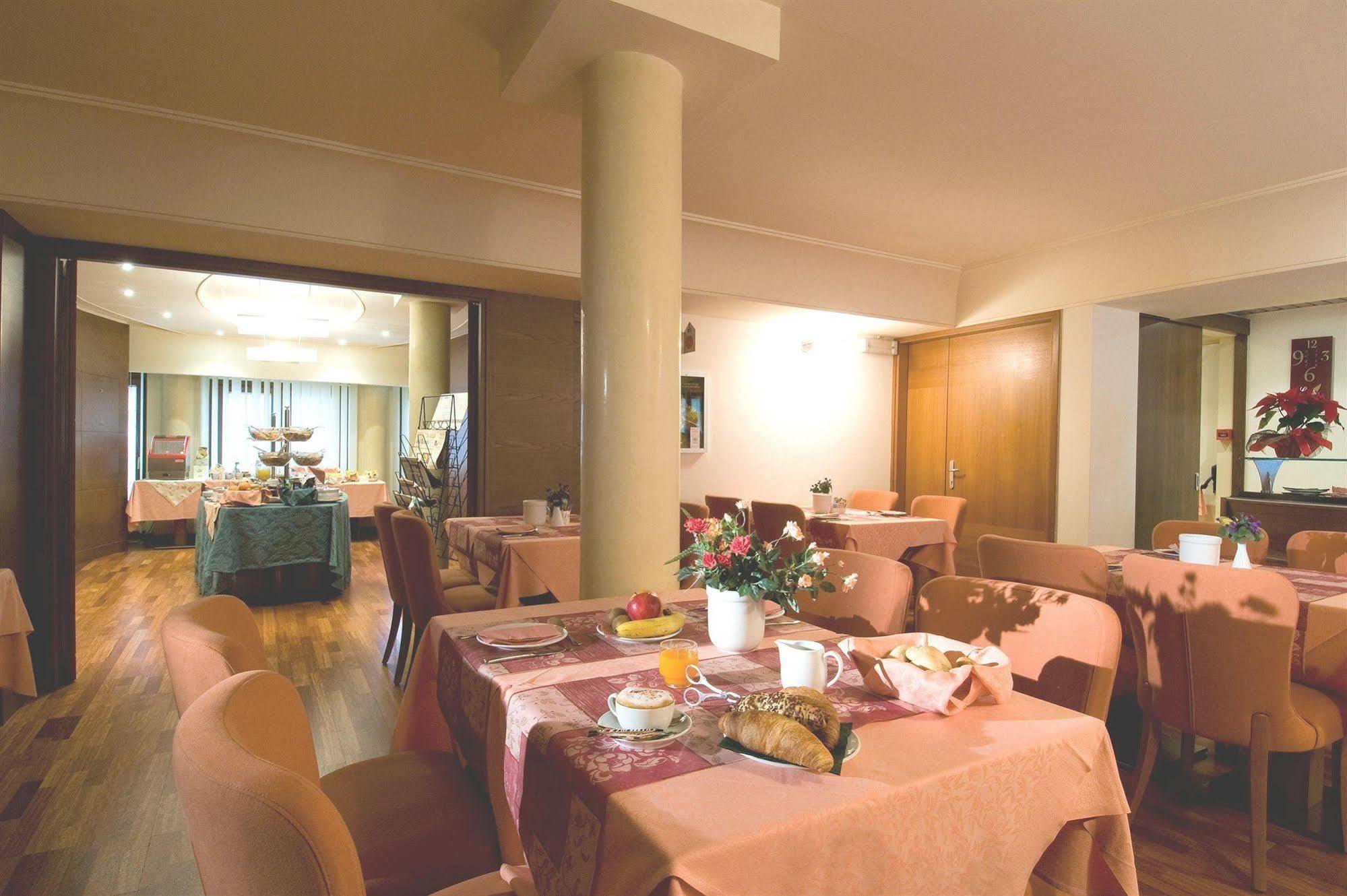 Hotel Lombardia Monfalcone Buitenkant foto